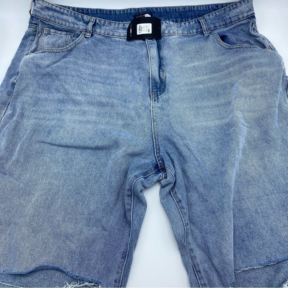 Fashion Nova Women's Size 22 Distressed Light Medium Denim Jeans - Picture 2 of 7